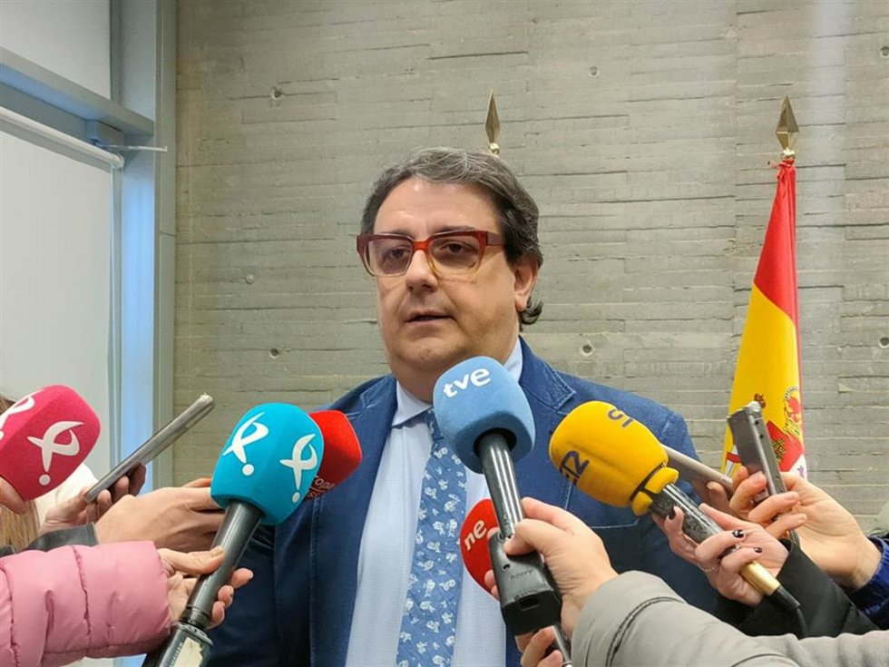 Archivo - El consejero de Sanidad y Servicios Sociales, José María Vergeles, en una imagen de archivo