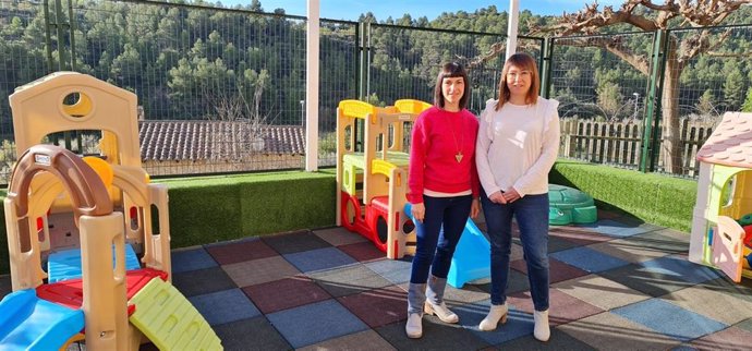 La diputada Susana Traver (izqda) con la alcaldesa de Valdeltormo, Marta Navarro, en la escuela infantil de esta localidad