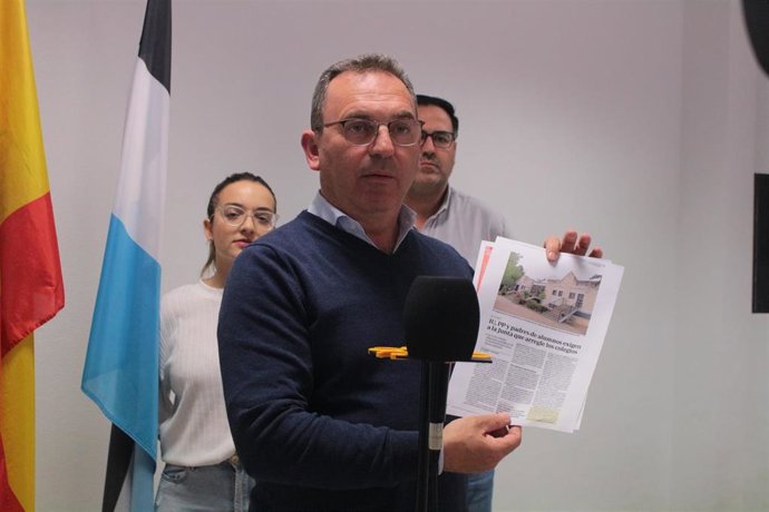 El candidato del PP de El Cuervo comparece en rueda de prensa.