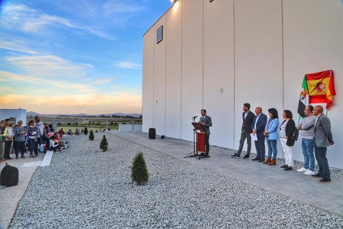 El presidente de la Diputación de Badajoz, Miguel Ángel Gallardo, inaugura el nuevo pabellón deportivo de Villar de Rena