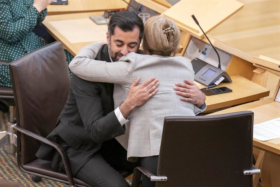 Humza Yousaf, ministro principal de Escocia, se abraza con su 'número dos', Shona Robison