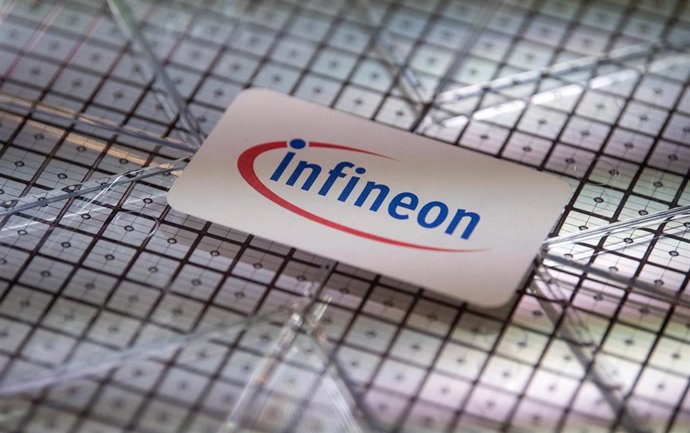 Archivo - FILED - 10 November 2021, Bavaria, Neubiberg: An Infineon chip is pictured at the semiconductor manufacturer's headquarters before the start of its annual press conference. rofits rose at German semiconductor company Infineon Technologies in i