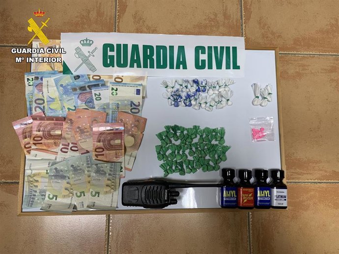 Efectivos intervenidos al joven de 22 años detenido en una discoteca de Sonseca por tráfico de drogas.