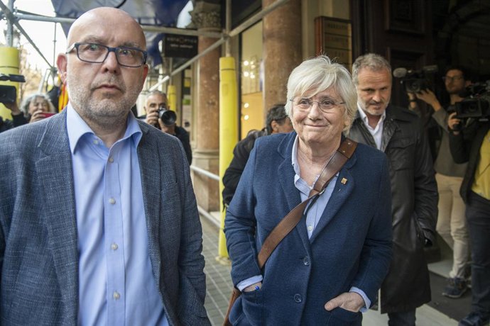 La exconsellera de Educación de la Generalitat Clara Ponsatí junto a su abogado Gonzalo Boye a su salida de una rueda de prensa antes de ser detenida en la plaza Catalunya de Barcelona, a 28 de marzo de 2023, en Barcelona, Cataluña (España). 