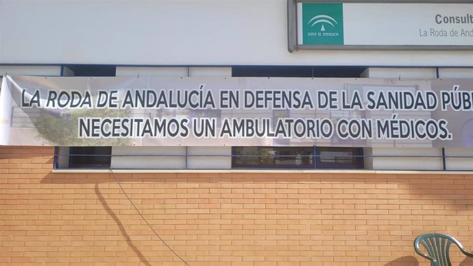 Cartel en el ambulatorio de La Roda de Andalucía, donde vecinos se han encerrado para exigir que se cubran las bajas de médicos.