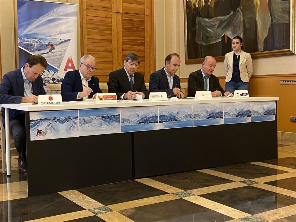Firma del convenio de la unión de estaciones