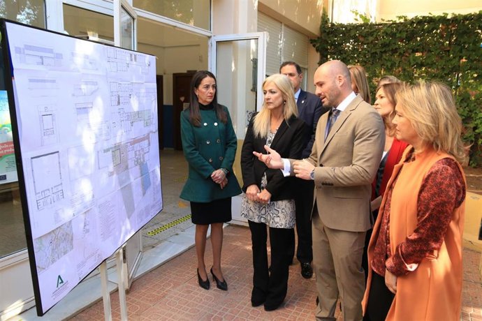 La consejera Patricia del Pozo conoce los detalles de la reforma integral del CEIP Ángel Suquía, en Almería