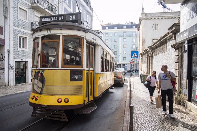 Archivo - Un tranvía circula por una calle de Lisboa