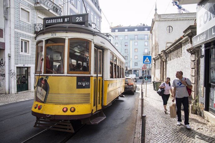 Archivo - Un tranvía circula por una calle de Lisboa