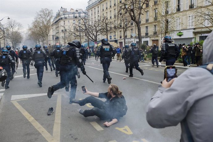 Enfrentamientos entre policías y manifestantes en la protesta contra la reforma de las pensiones en París