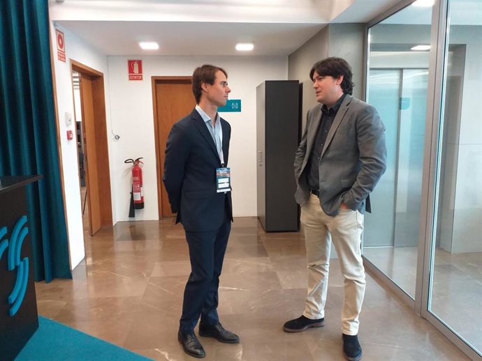 El consejero de Ciencia, Innovación y Universidad del Principado de Asturias, Borja Sánchez (dcha), junto al responsable de Innovación y Desarrollo del Grupo Junquera Marítima, Pablo Campos,  en el Parque Científico y Tecnológico de Gijón