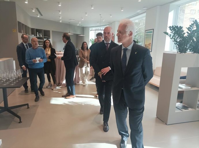 El alcalde de Logroño visita el nuevo centro de trabajo Regus-Las Gaunas situado en la calle Chile