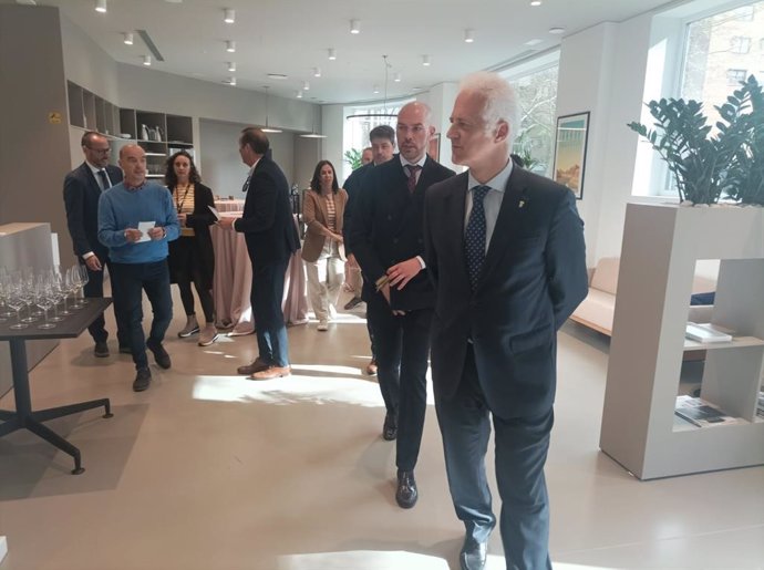 El alcalde de Logroño visita el nuevo centro de trabajo Regus-Las Gaunas situado en la calle Chile