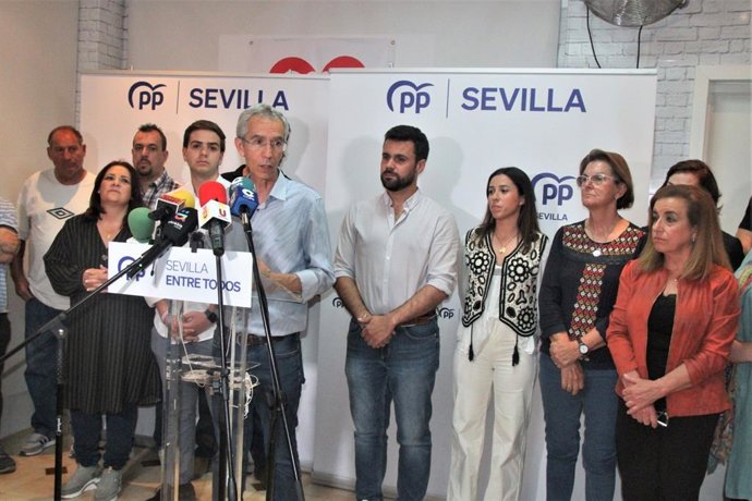 Presentación de la lista del PP en Utrera, en un acto en el que ha participado el secretario general de los populares en Sevilla, José Ricardo García, junto al alcaldable Curro Jiménez.