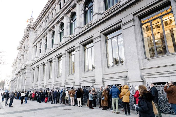 Archivo - Decenas de personas hacen cola para contratar Letras del Tesoro, en el Banco de España, a 3 de febrero de 2023, en Madrid (España). Las Letras del Tesoro son títulos de deuda pública  con un alto nivel de rentabilidad. Para poder realizar la c