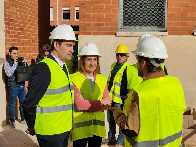 El consejero de Medio Ambiente, Juan Carlos Suárez-Quiñones, primero por la izquierda, en su visita a Salamanca junto a la consejera de Educación, Rocío Lucas.