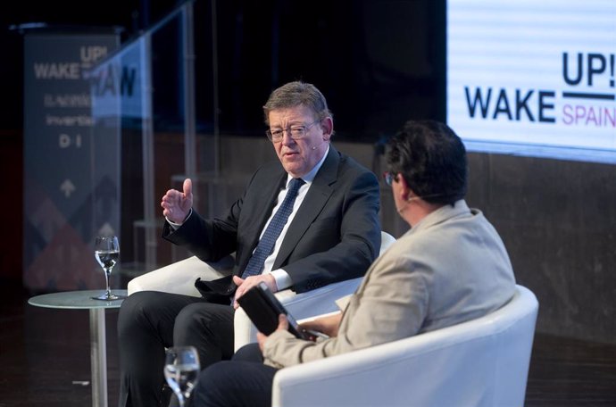 El presidente de la Generalitat valenciana, Ximo Puig (i), interviene durante la tercera jornada de la tercera edición del foro 'Wake Up, Spain!', en Casa de América, a 29 de marzo de 2023, en Madrid (España).