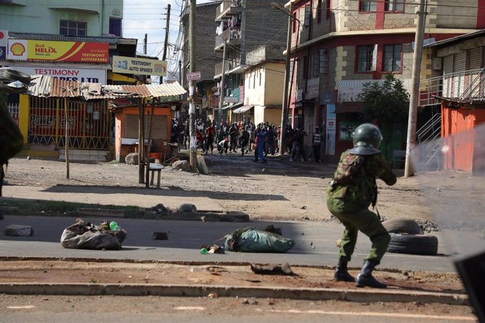 Un agente antidisturbios de la Policía de Kenia durante una protesta contra el Gobierno en la capital, Nairobi