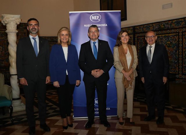 La presidenta de la CEOE, Fátima Báñez (2i), El consejero de Sostenibilidad, Medio Ambiente y Economía Azul, Ramón Fernández- Pacheco (1d); el consejero de Presidencia, Interior, Diálogo Social y Simplificación Administrativa, Antonio Sanz (c); la conseje