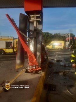 Bomberos rescatan en Jerez a un conductor que empotró su vehículo contra el pilar de una gasolinera al no frenar a tiempo