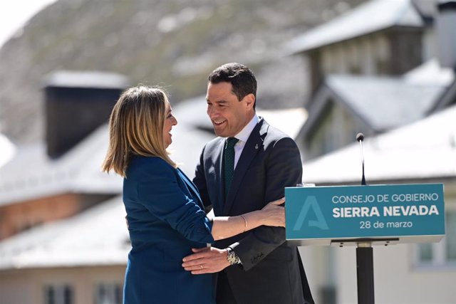 La consejera de Fomento, Marifrán Carazo, y el presidente de la Junta de Andalucía, Juanma Moreno, en una imagen del martes, 28 de marzo, en la rueda de prensa del Consejo de Gobierno, celebrado en Sierra Nevada (Granada)