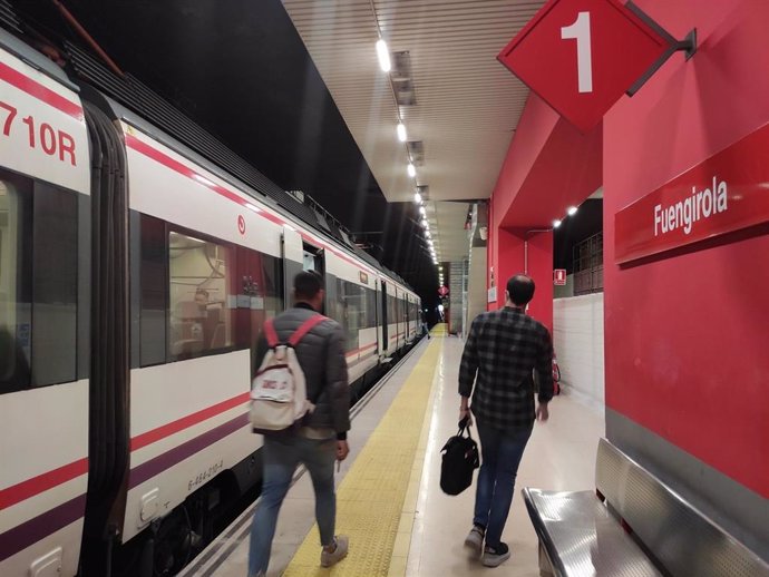 Archivo - Imagen de archivo de un tren de Renfe en Málaga.