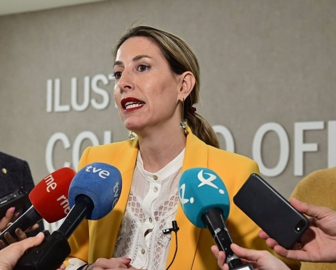 La presidenta del PP, María Guardiola, atiende a los medios en Cáceres tras una reunión en el Colegio de Médicos