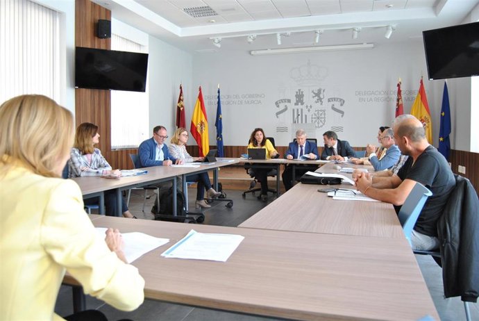 Reunión de la Comisión Regional de Seguimiento, presidida por el delegado del Gobierno, José Vélez