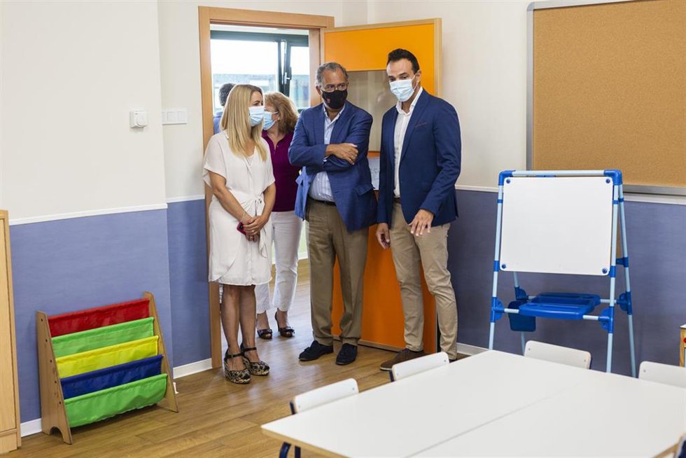 Archivo - (I-D) La viceconsejera de Organización Educativa, Nadia Álvarez; el consejero de Educación, Universidades y Ciencia y portavoz del Gobierno de la Comunidad de Madrid, Enrique Ossorio y el director del colegio, Pedro Luis Díaz, durante su visit