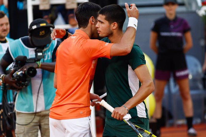 Archivo - Carlos Alcaraz of Spain saludates to Novak Djokovic of Serbia after winning during the Mutua Madrid Open 2022 celebrated at La Caja Magica on May 07, 2022, in Madrid, Spain.