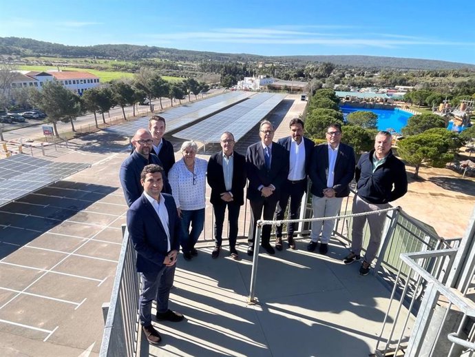 EL Govern recibe 37 solicitudes de ayudas para instalar placas solares en aparcamientos y otros espacios antropizados.