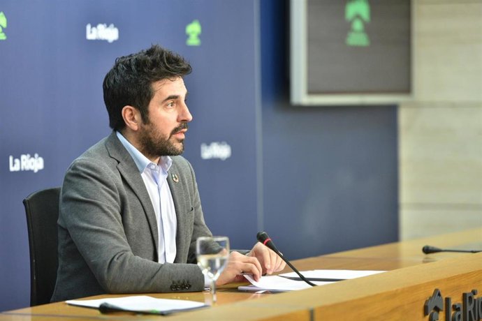 Archivo - El portavoz del Ejecutivo regional, Álex Dorado