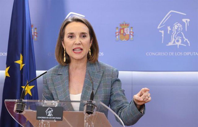 La secretaria general del PP, Cuca Gamarra, interviene durante una rueda de prensa posterior a la reunión de la Junta de Portavoces, en el Congreso de los Diputados, a 28 de marzo de 2023, en Madrid (España).