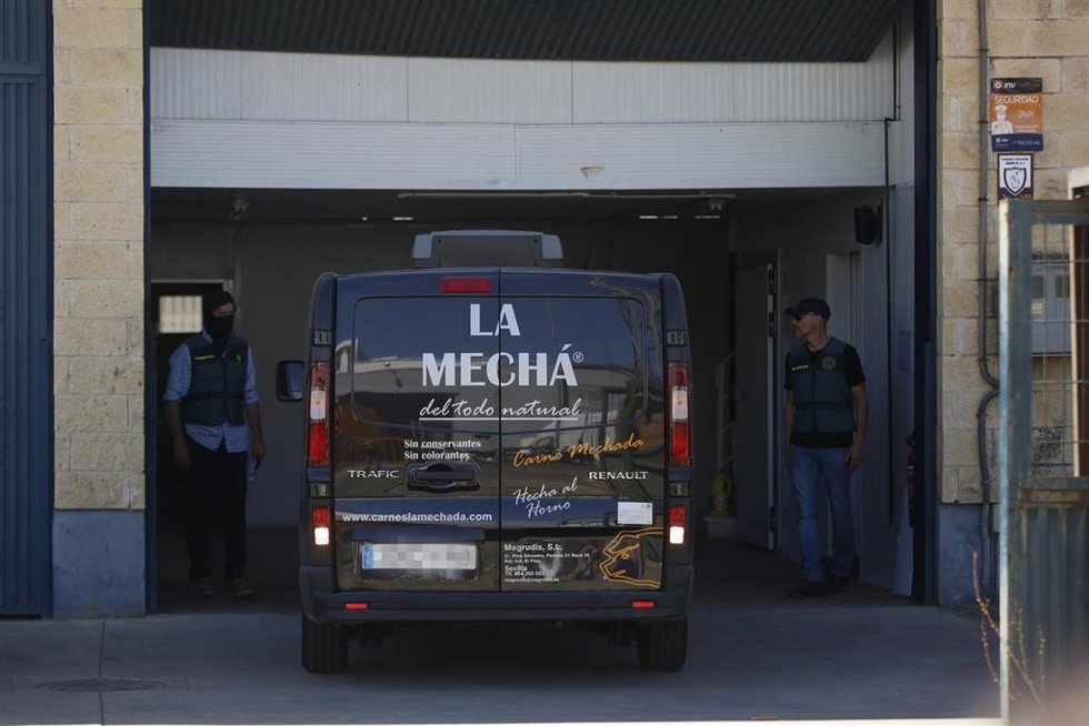 Archivo - Registro de la Guardia Civil en la nave de Magrudis junto a sus propietarios.