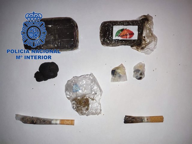 Nota De Prensa Y Fotografía: "La Policía Nacional Detiene A Un Hombre Por La Venta Al Menudeo De Droga En Parques Cercanos A Centros Escolares"