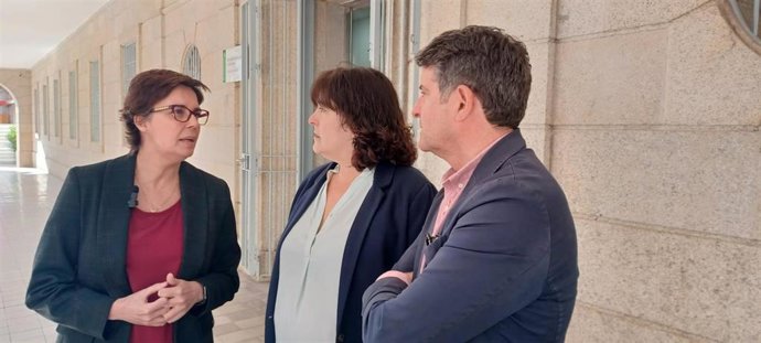 La parlamentaria onubense y secretaria de Ciudadanía y Derechos Sociales del PSOE-A, Susana Rivas (izquierda), y otros miembros del PSOE, junto a la Delegación de Salud de la Junta en Huelva.
