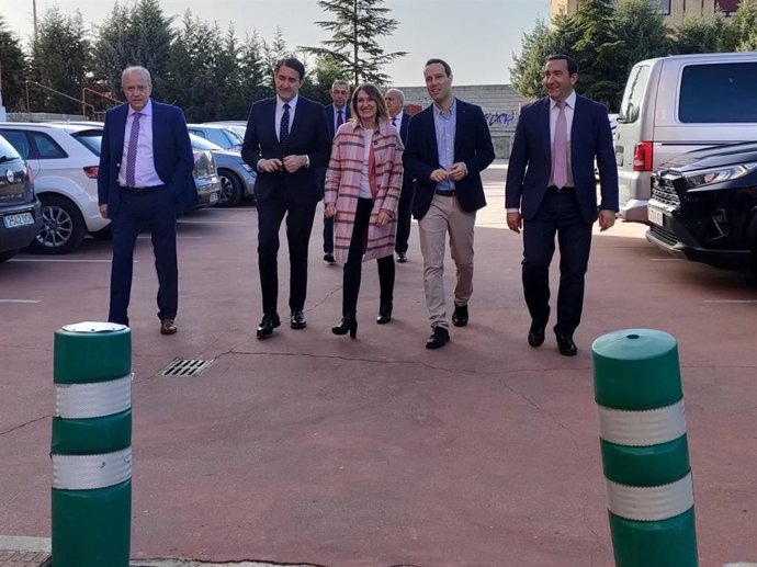 La consejera de Educación, Rocío Lucas, centro, este miércoles en Salamanca.