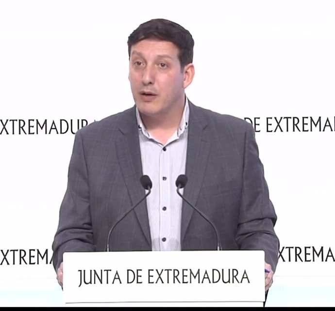 El secretario general de Educación de la Junta de Extremadura, Francisco Javier Amaya, en rueda de prensa para informar sobre la apertura del prroceso general de escolarización en la región para el próximo curso