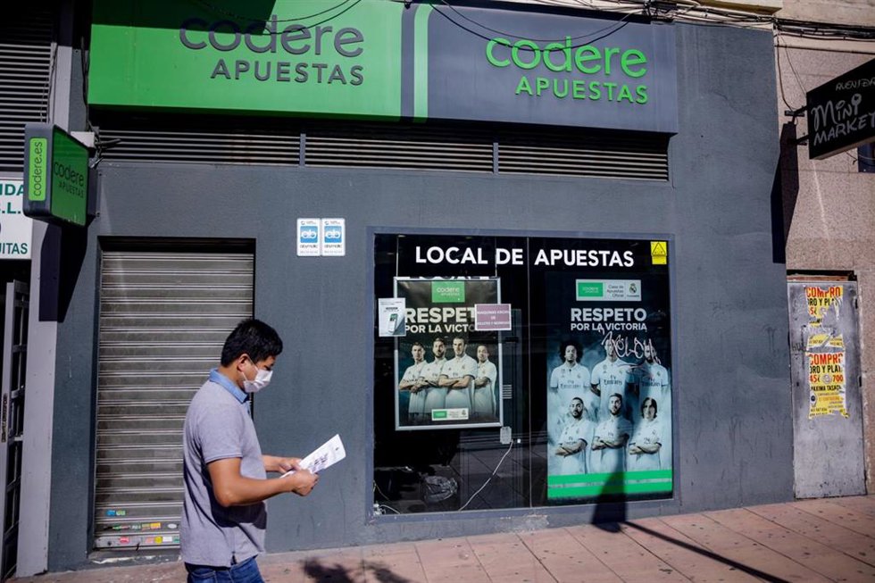 Archivo - Un hombre pasa por un local de apuestas de Codere, en Madrid (España), a 9 de septiembre de 2020