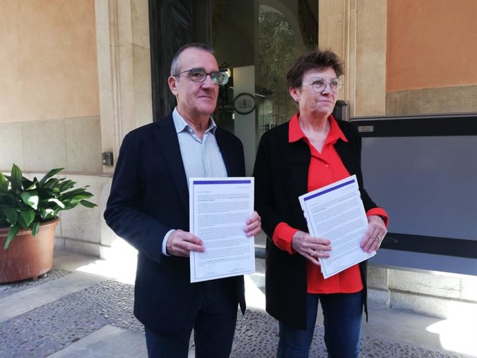 El vicepresidente del Govern, Juan Pedro Yllanes, y la secretaria general de Podemos en Baleares, Antnia Jover, exhiben la carta en el Parlament.