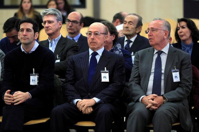 Archivo - El antiguo presidente del grupo Pescanova Manuel Fernández de Sousa (d), junto a los máximos responsables de la empresa entre 2009 y 2013, se sienta en el banquillo de la Audiencia Nacional en San Fernando de Henares (Madrid).
