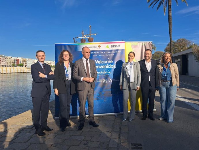 Autoridades de las distintas administraciones públicas posan antes del comienzo de la segunda edición de la Jornada de Conectividad organizada por Turespaña y AENA.