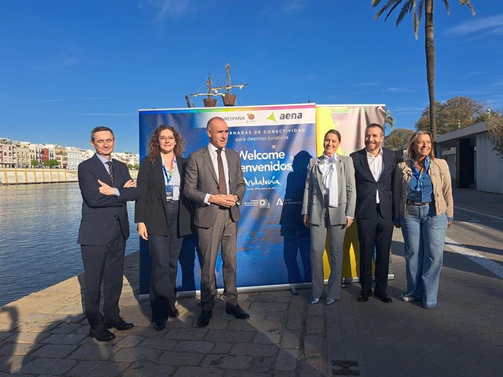 Autoridades de las distintas administraciones públicas posan antes del comienzo de la segunda edición de la Jornada de Conectividad organizada por Turespaña y AENA.