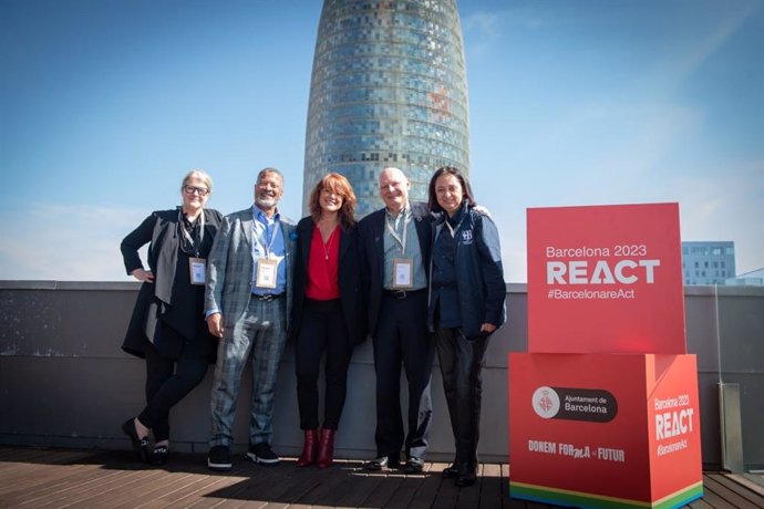 La directora del Manifesta, Hedwig Fijen; el ceo de ISE, Mike Blackman; la teniente de alcalde de Barcelona, Laia Bonet; el ceo de GSMA, John Hoffman; y la vicepresidenta de America's Cup Events Barcelona, Aurora Cat, en las jornadas React.