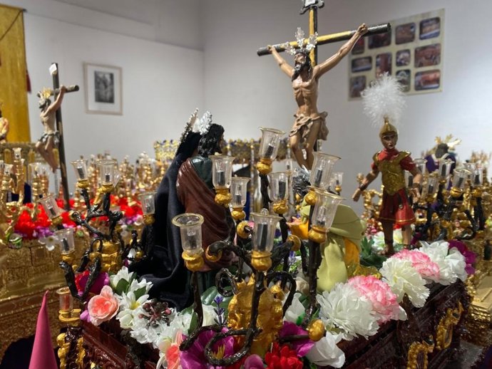 El Salón Talavera de la Casa de la Cultura de Alcalá de Guadaíra acoge la exposición de pasos en miniatura de la Semana Santa alcalareña de la mano de la familia Caballero.