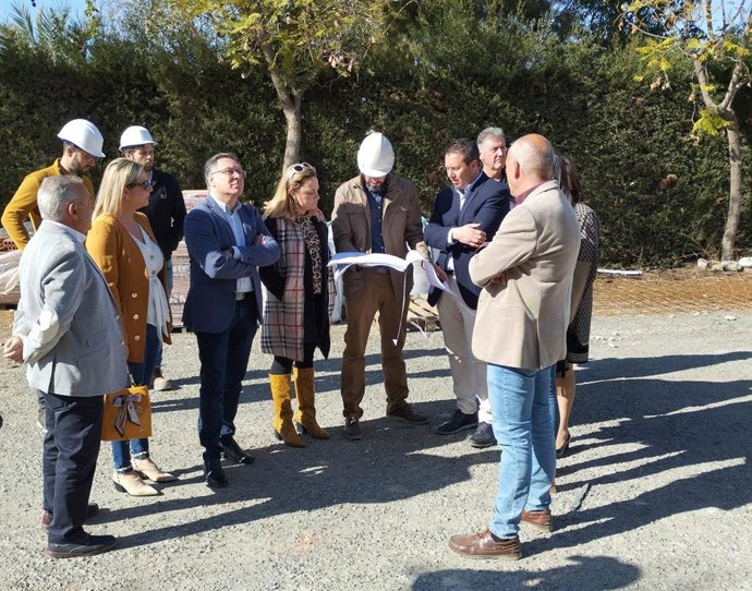 La gerente del Consorcio de Extinción de Incendios y Salvamento, Verónica López, visita las obras del Parque de Bomberos de Mula.