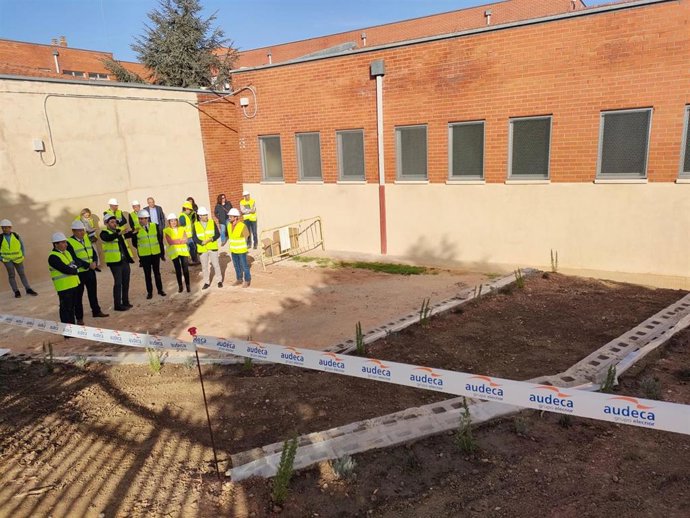 Los consejeros de Medio Ambiente, Vivienda y Ordenación de Territorio, Juan Carlos Suárez-Quiñones, y de Educación, Rocío Lucas, visitan el IES 'Francisco Salinas' de Salamanca.