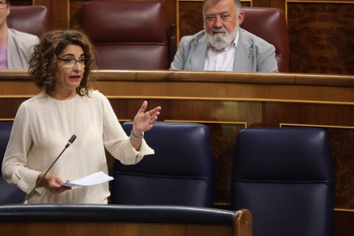 La ministra de Hacienda, María Jesús Montero, interviene durante una sesión plenaria, en el Congreso de los Diputados, a 29 de marzo de 2023, en Madrid (España). 