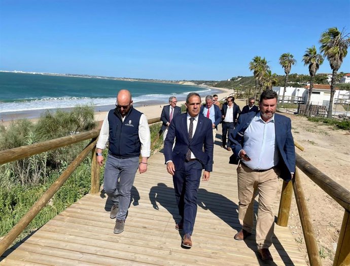 Abre al público el nuevo tramo del paseo peatonal entre las playas de Las Redes y Vistahermosa en El Puerto