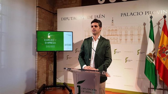 Carmona informa sobre la gestión desarollada en el área de Empleo y Empresa.